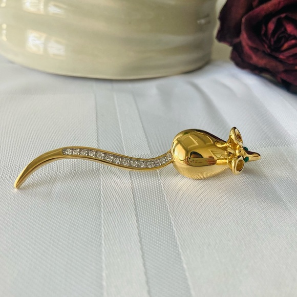 Vintage Butler signed mouse with a swinging tail brooch.Emerald green st… - Picture 7 of 11